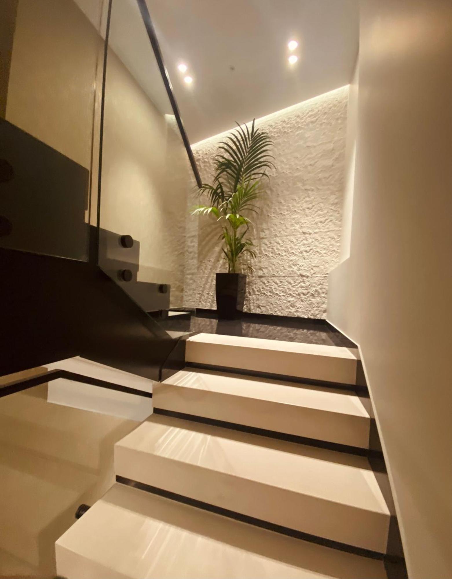 Hotel Majestic Radhimë エクステリア 写真