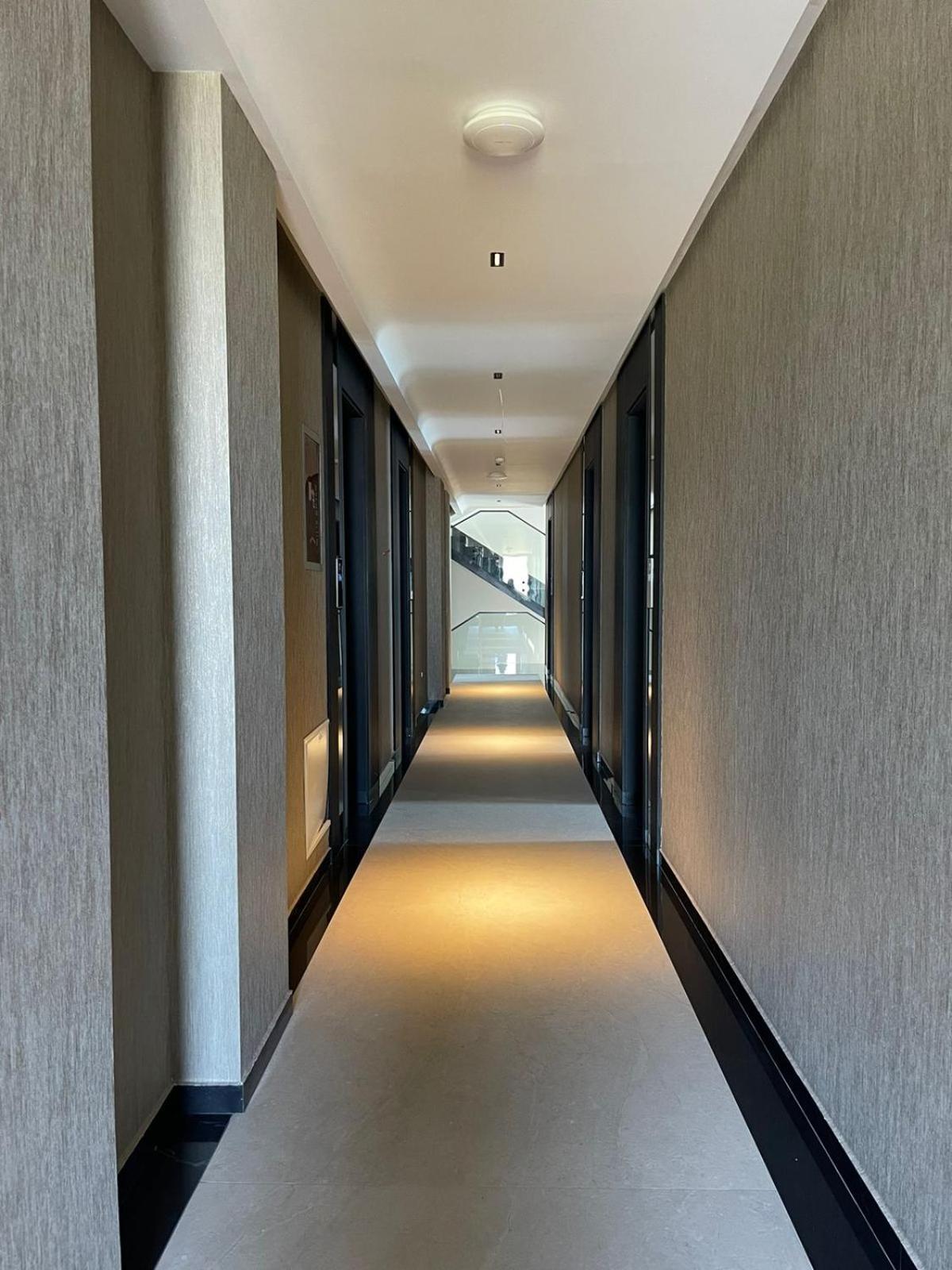 Hotel Majestic Radhimë エクステリア 写真