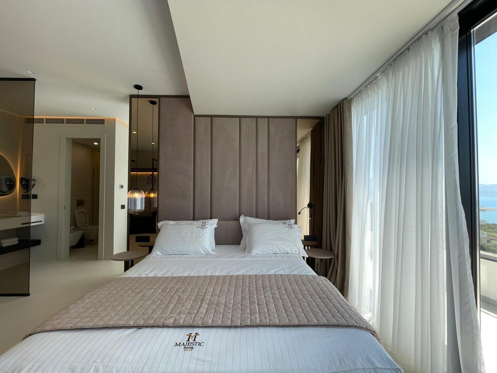 Hotel Majestic Radhimë エクステリア 写真