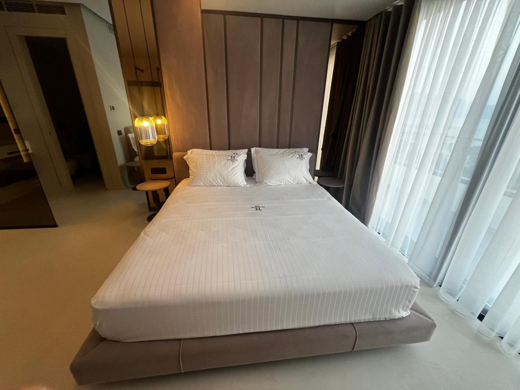 Hotel Majestic Radhimë エクステリア 写真