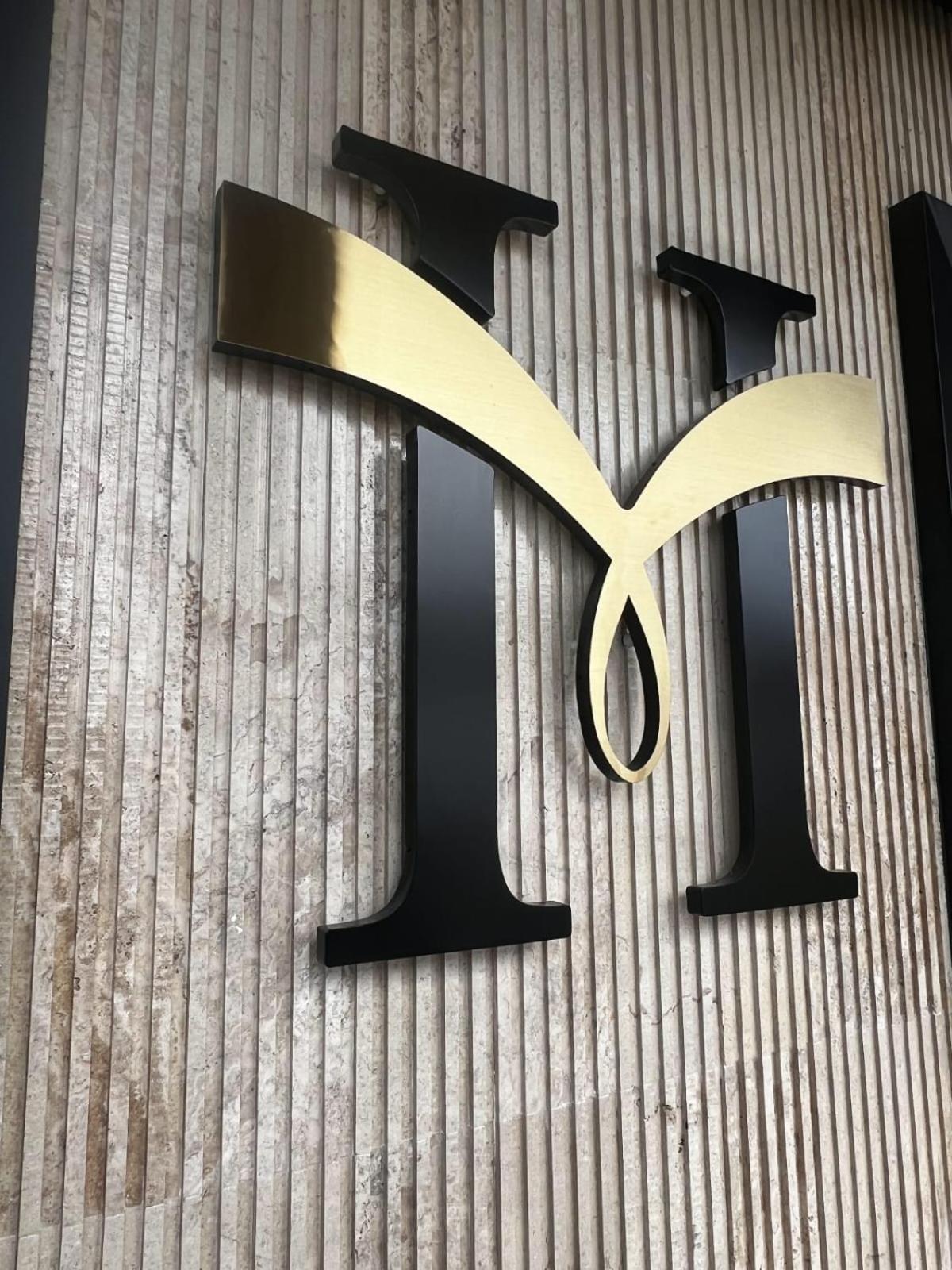 Hotel Majestic Radhimë エクステリア 写真
