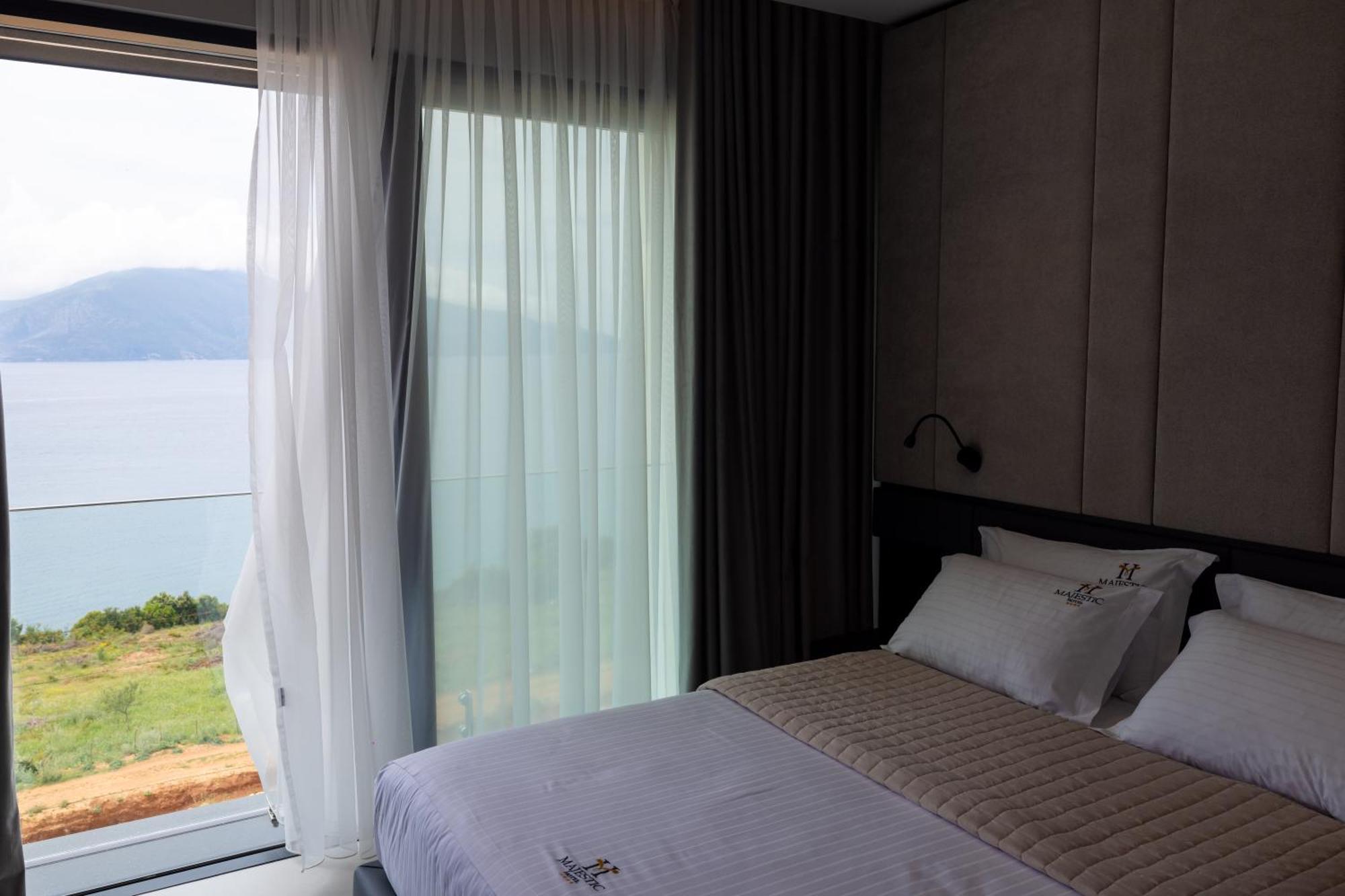 Hotel Majestic Radhimë エクステリア 写真