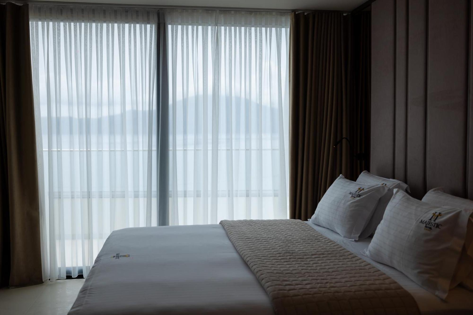 Hotel Majestic Radhimë エクステリア 写真