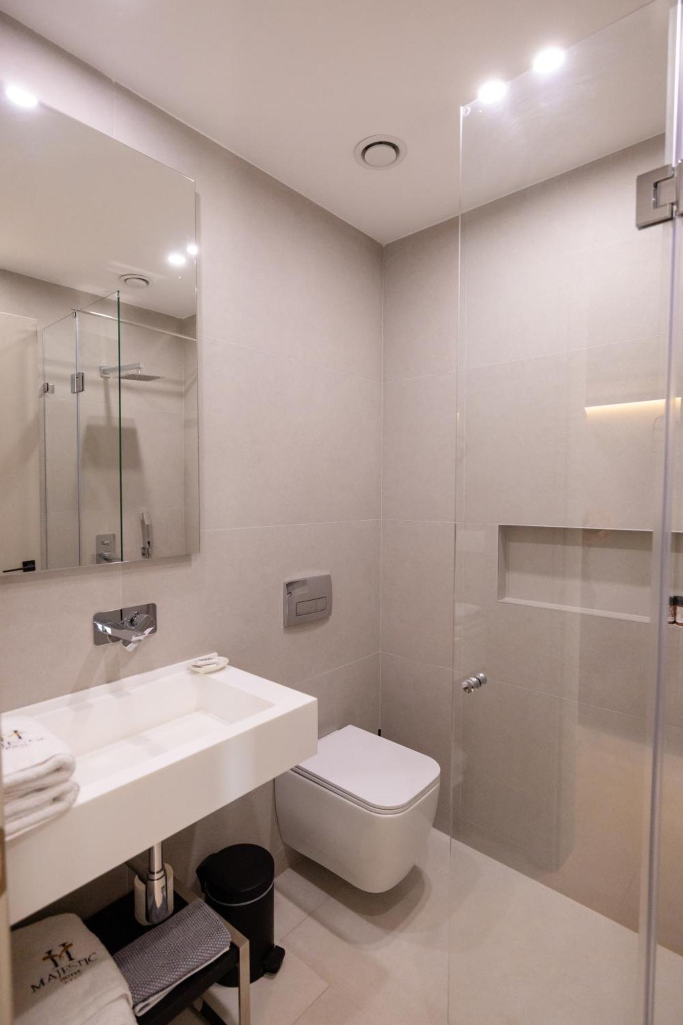 Hotel Majestic Radhimë エクステリア 写真