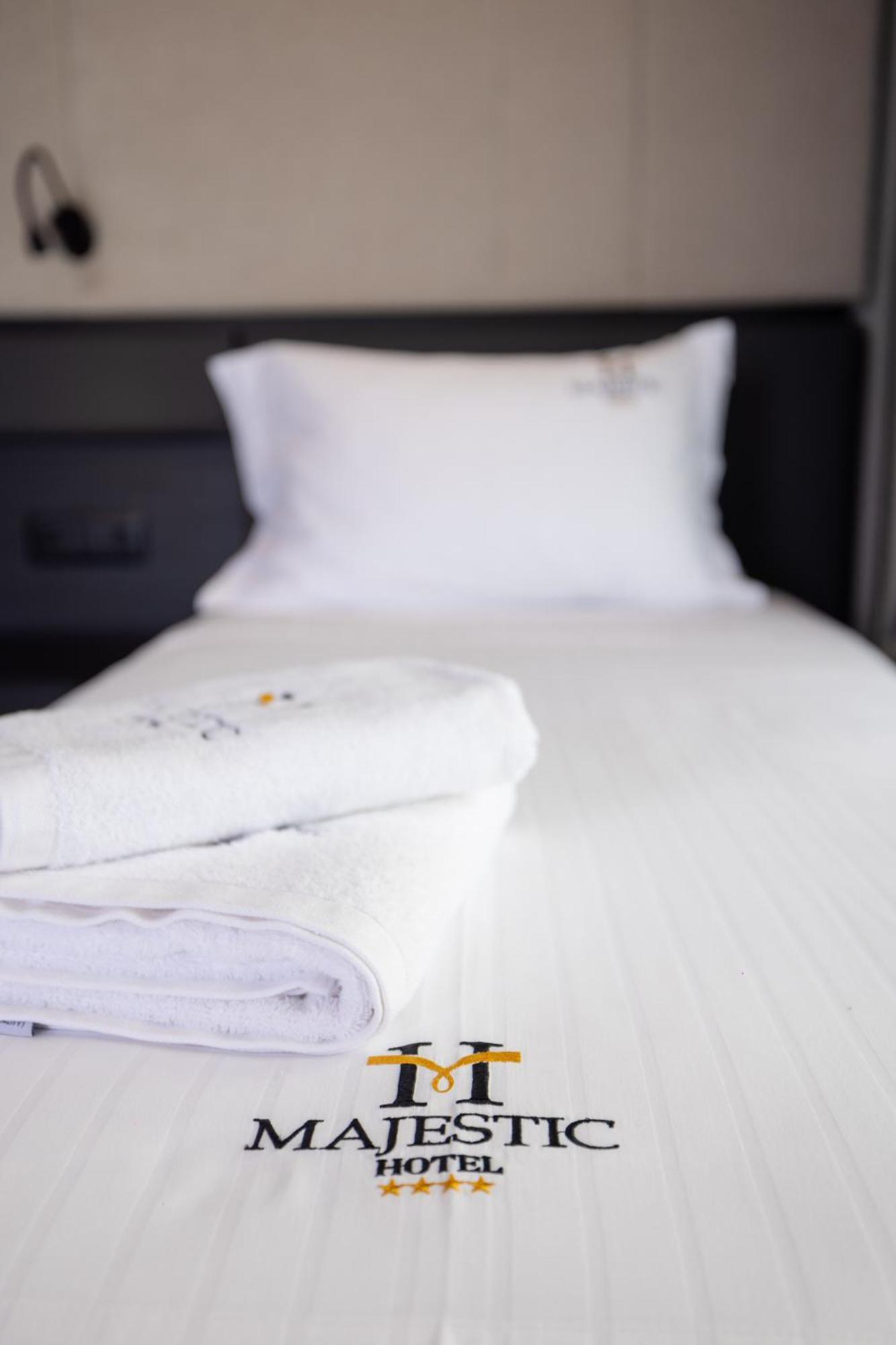 Hotel Majestic Radhimë エクステリア 写真
