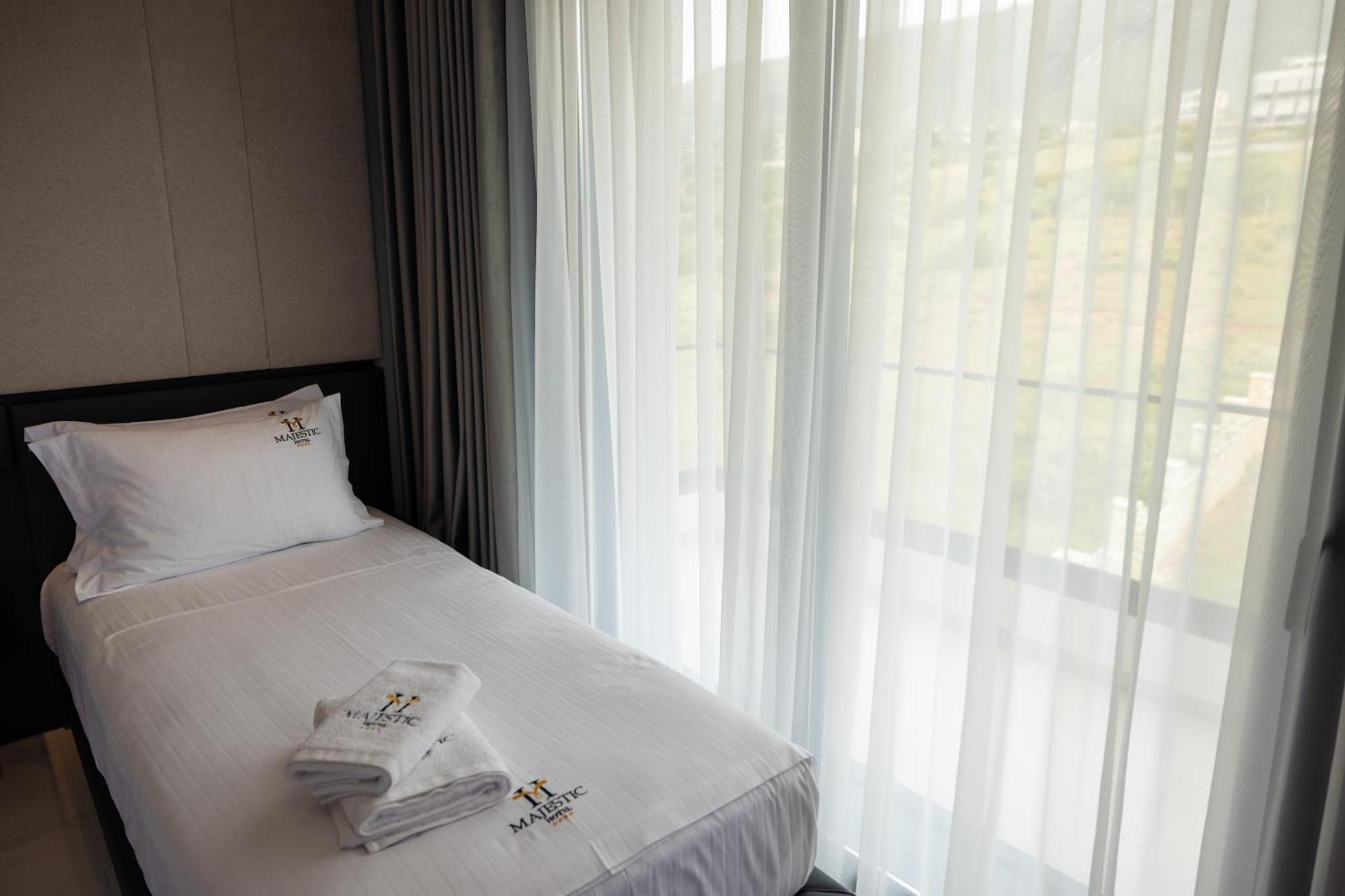 Hotel Majestic Radhimë エクステリア 写真